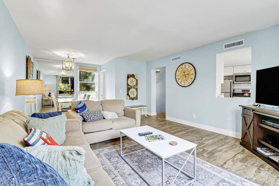 Lagoon View Villa - Steps to the Beach - 2BR 2BA House in South Forest Beach