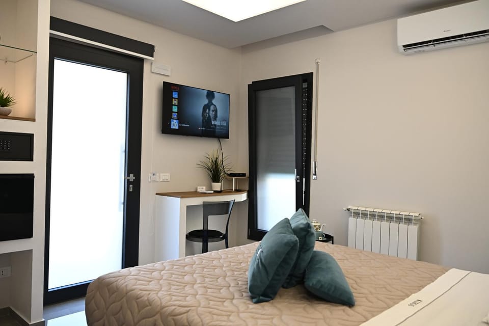 Bed, TV and multimedia, Coffee/tea facilities, Seating area, Evening entertainment, Bedroom, Inner courtyard view, air conditioner