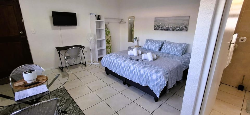 Cozy Quarters Self-Catering Accommodation Apartment in Cape Town