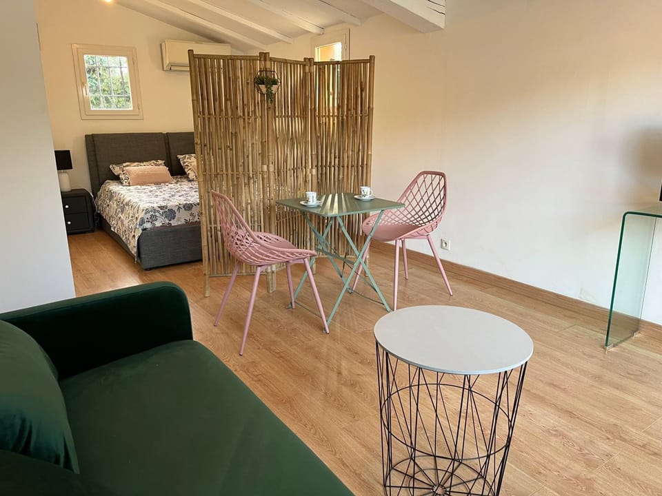 Bed, Living room, Photo of the whole room, Seating area, Dining area, Bedroom