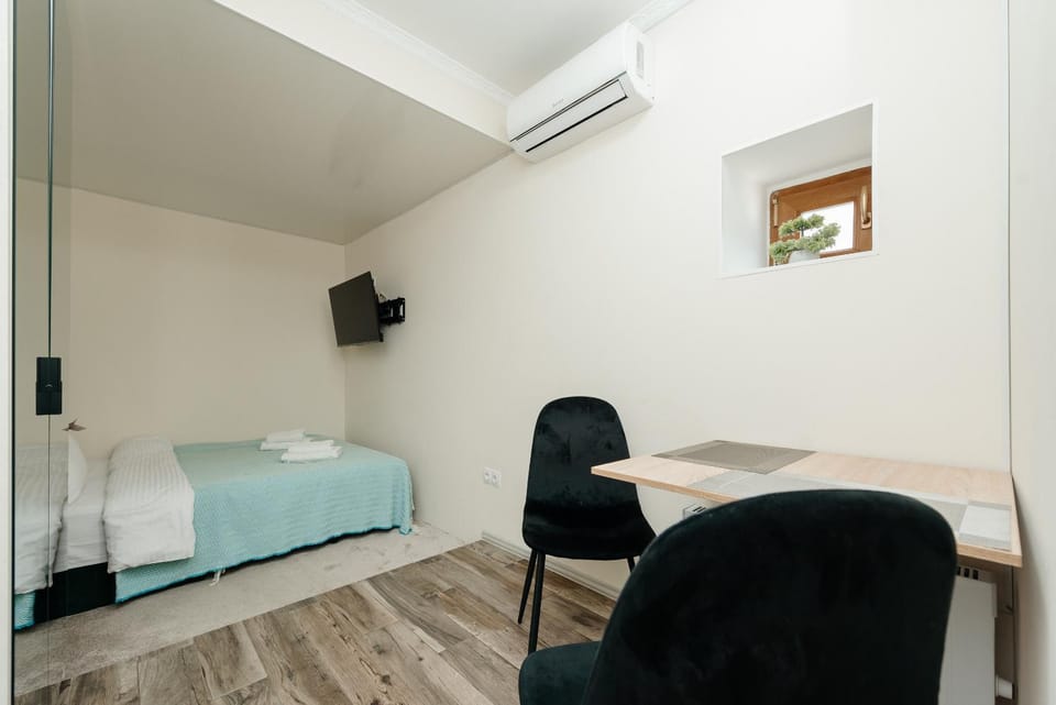 Bed, TV and multimedia, Photo of the whole room, Dining area, air conditioner