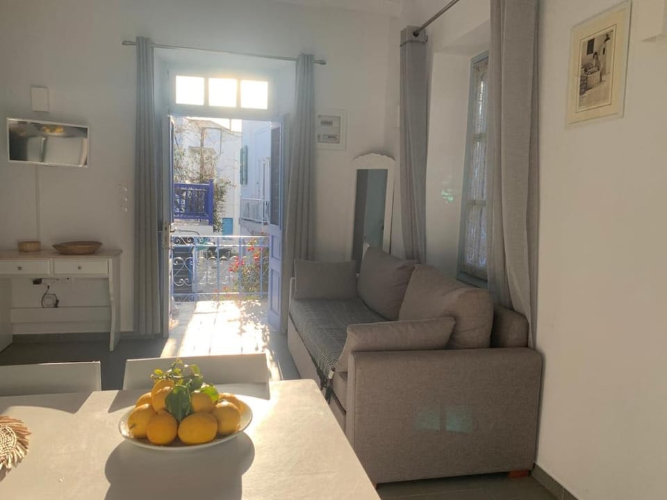 LIADA appartement cosy avec balcon, centre de Parikia et proche plage Apartment in Paros