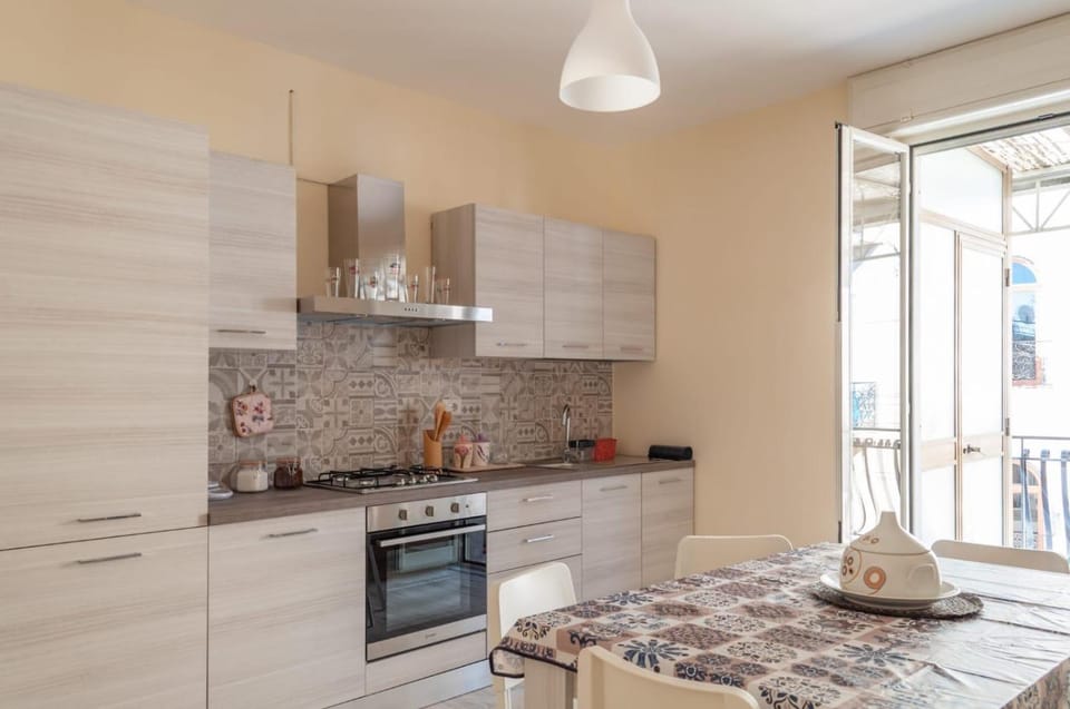 Kitchen or kitchenette, Dining area, stove