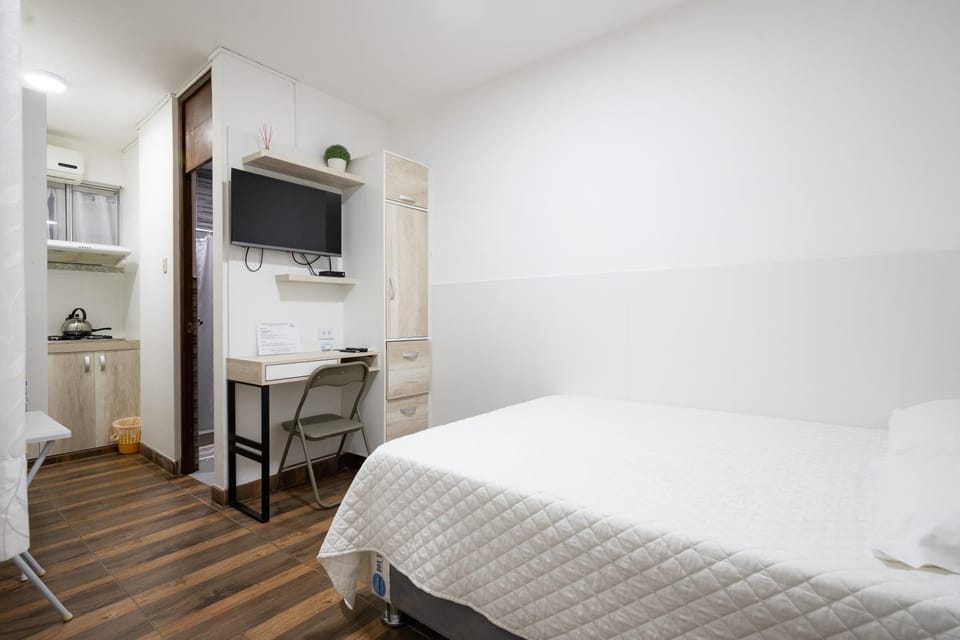 TV and multimedia, Kitchen or kitchenette, Photo of the whole room, Bedroom