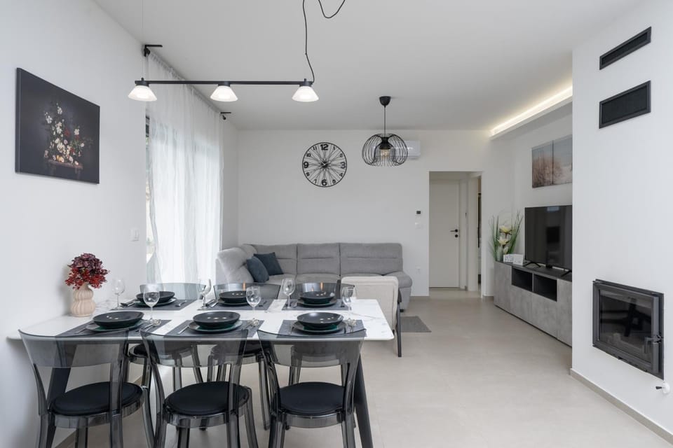 Dining area, fireplace, air conditioner