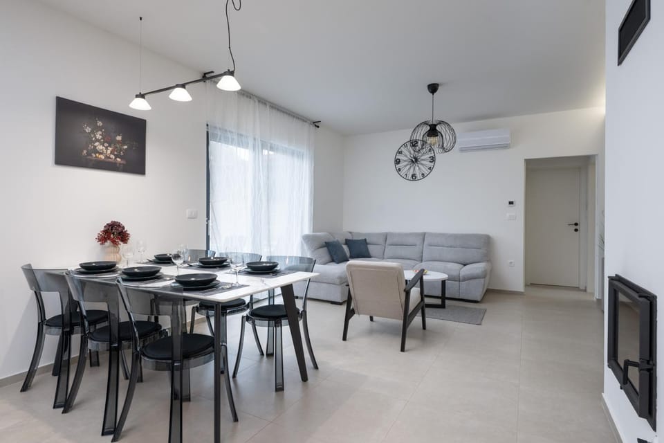 Dining area, fireplace, air conditioner