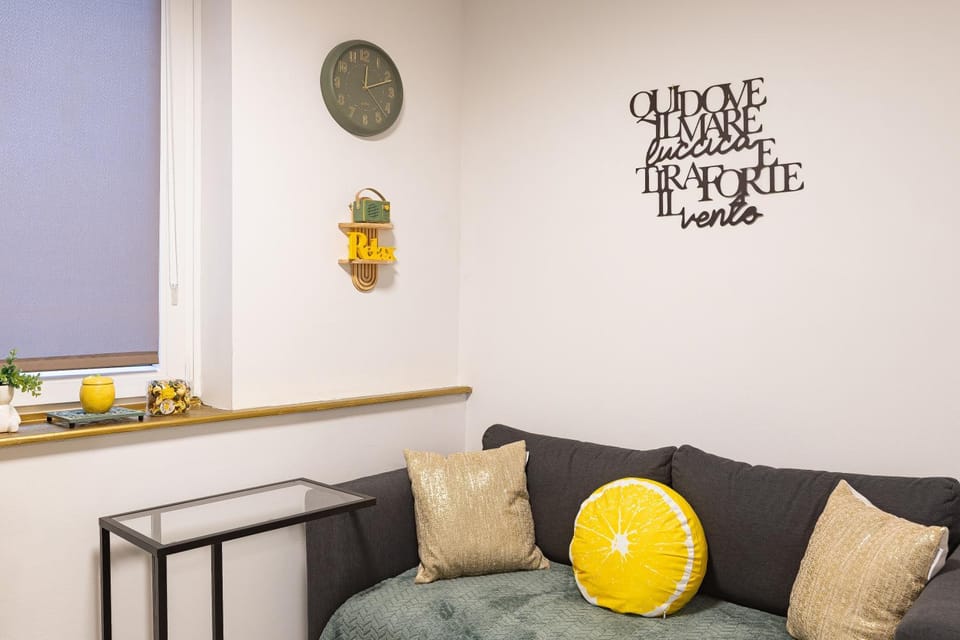 Living room, Seating area, Text overlay