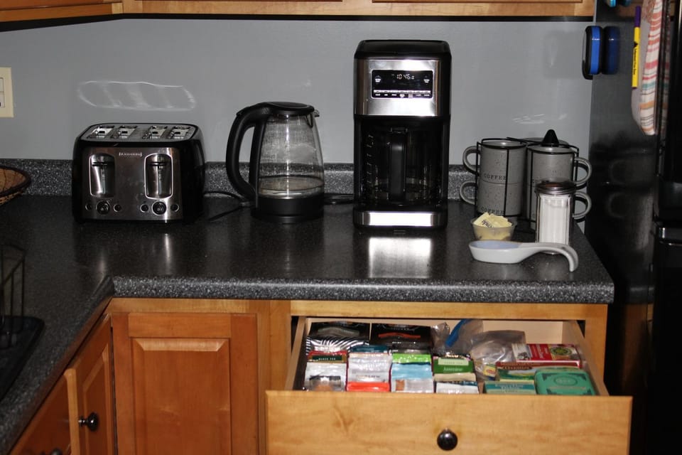 Coffee/tea facilities, toaster