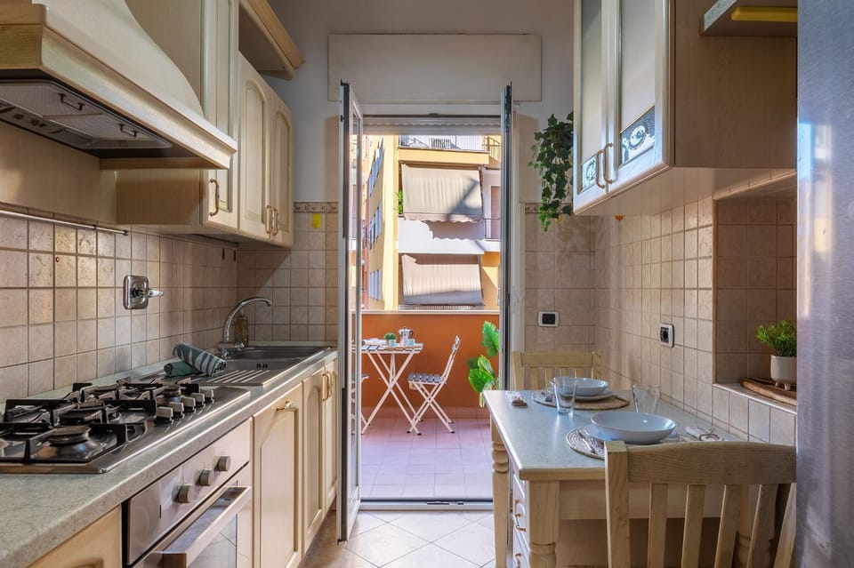 Kitchen or kitchenette, dishwasher