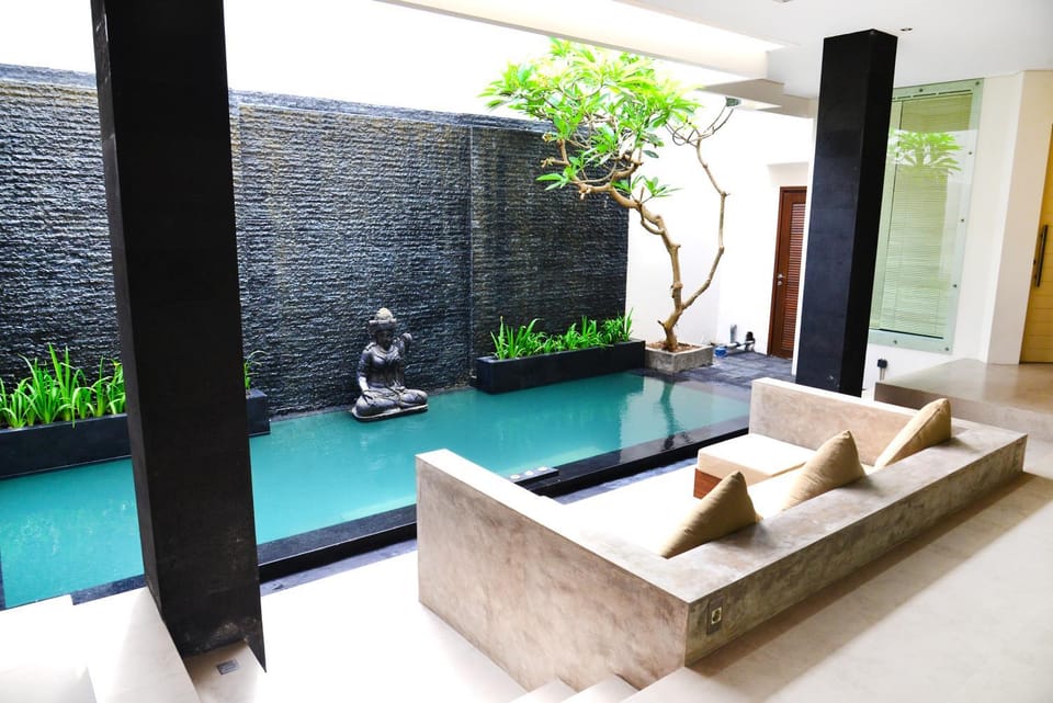 Day, Pool view