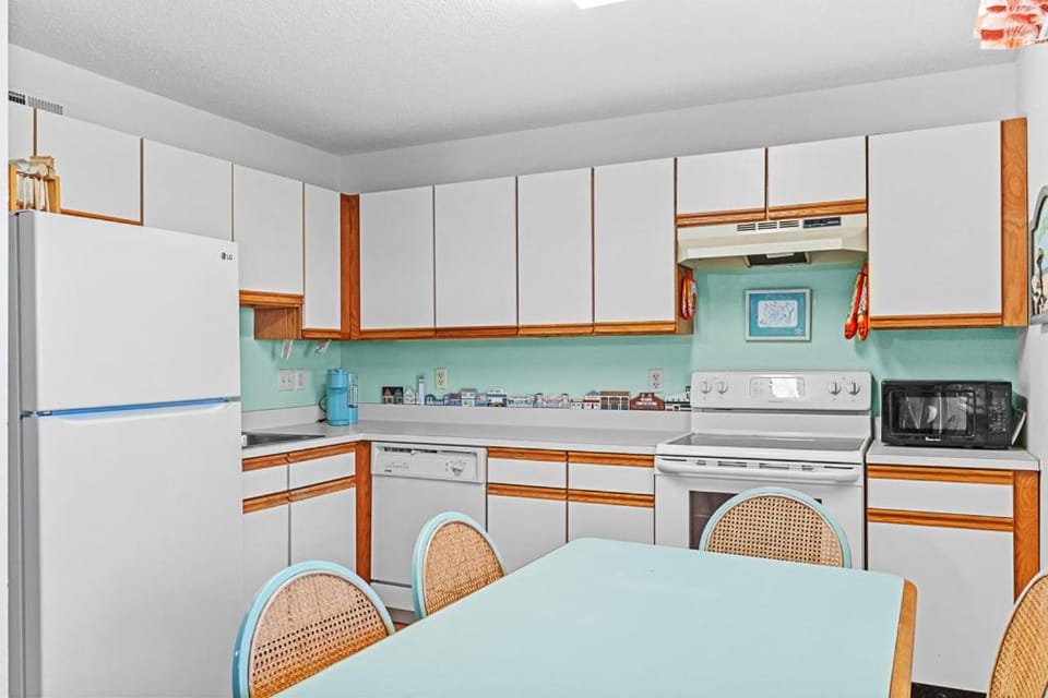 Classic Bayside Condo Near Harpoon Hannas Close to Beach & Dining House in Ocean City