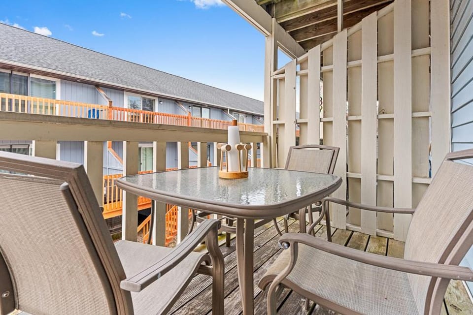 Classic Bayside Condo Near Harpoon Hannas Close to Beach & Dining House in Ocean City