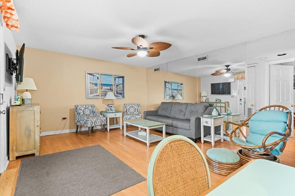 Classic Bayside Condo Near Harpoon Hannas Close to Beach & Dining House in Ocean City
