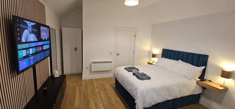 Photo of the whole room, Bedroom