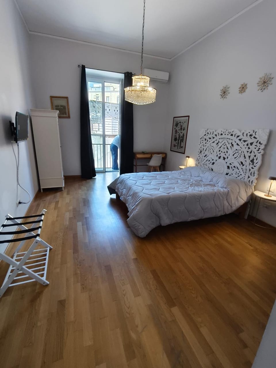 Bed, TV and multimedia, Bedroom