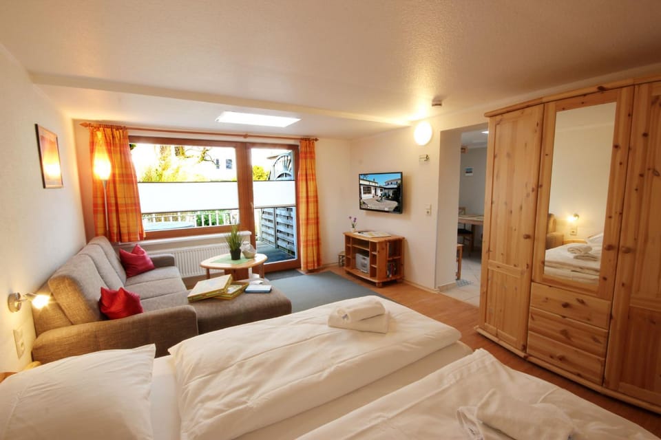 TV and multimedia, Balcony/Terrace, Living room, Seating area, Bedroom