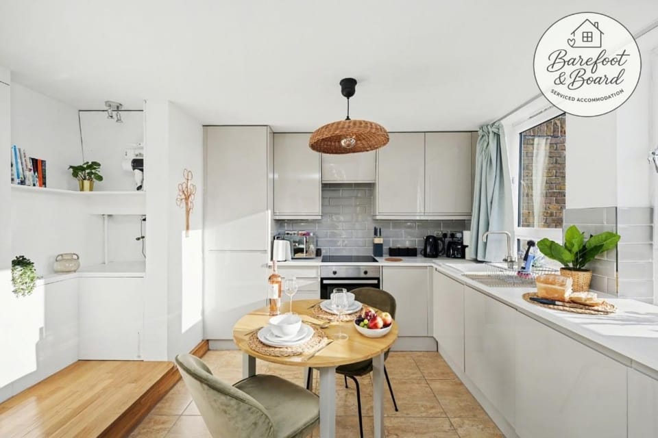 Coffee/tea facilities, Kitchen or kitchenette, Dining area, dishwasher, oven, stove, toaster