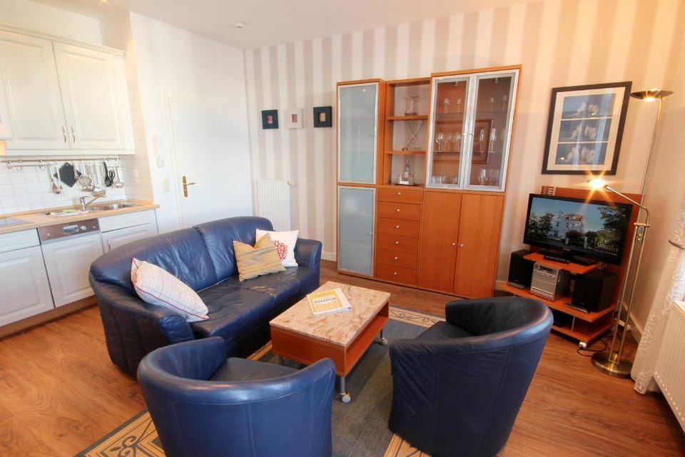 TV and multimedia, Kitchen or kitchenette, Living room, Seating area