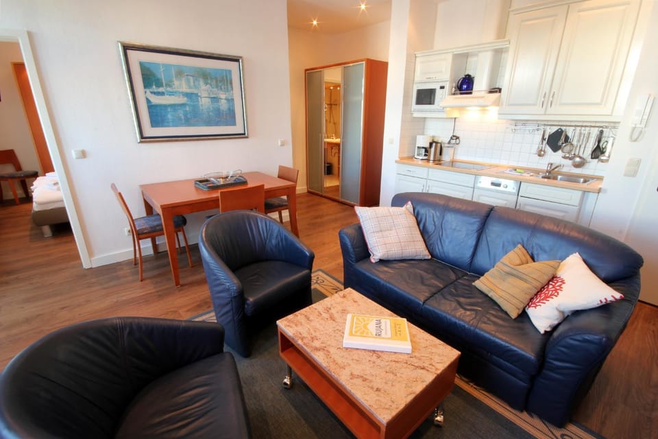 Kitchen or kitchenette, Living room, Seating area, Dining area