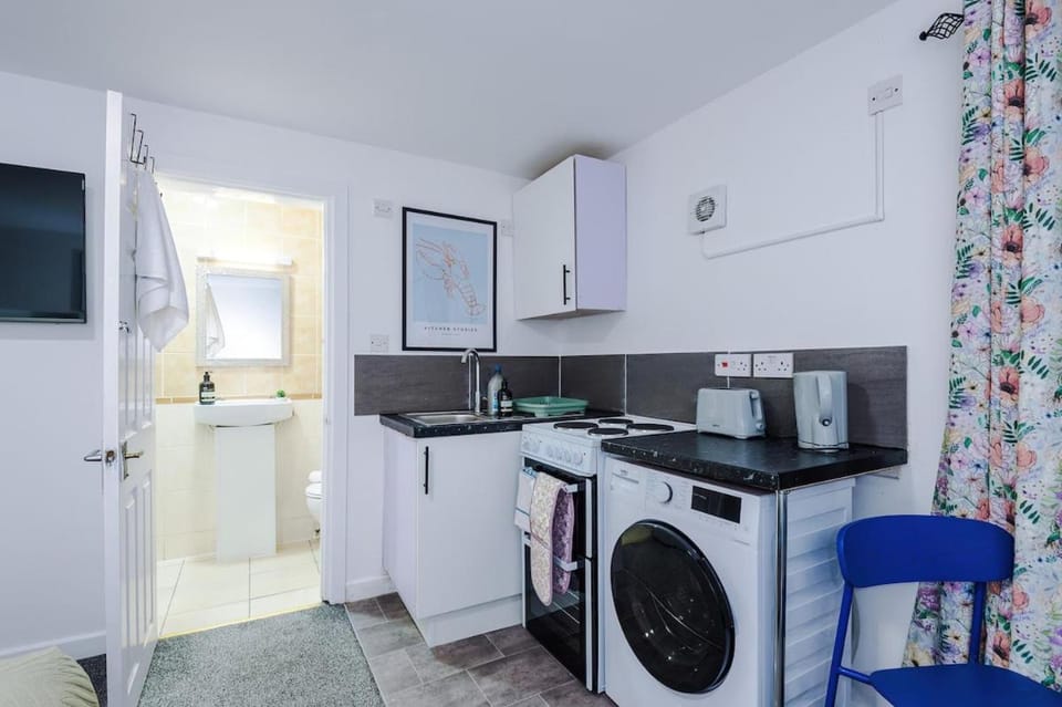 Jephsons Lodge Studio 4 - Free Parking, WiFi, Netflix & Prime, Cosy Basement Studio Apartment in Royal Leamington Spa