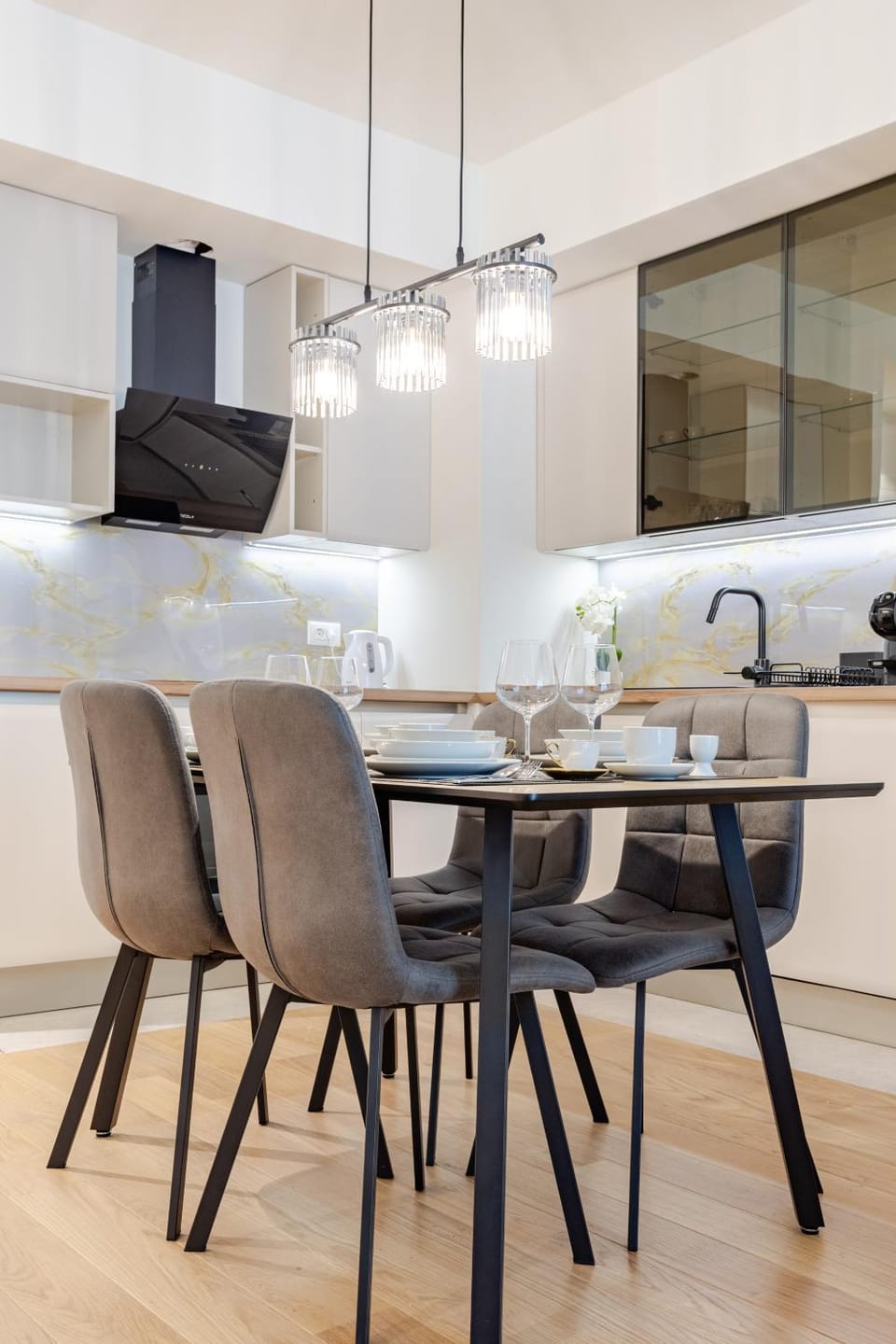 Coffee/tea facilities, Kitchen or kitchenette, Dining area, stove, kitchen