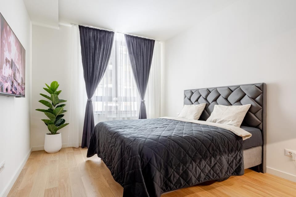 Bed, TV and multimedia, Bedroom