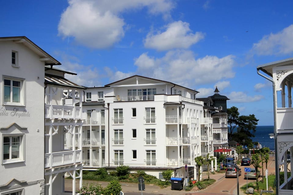 Sea view, Street view
