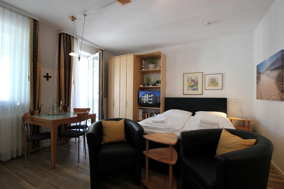 Bed, TV and multimedia, Balcony/Terrace, Living room, Seating area, Dining area, Bedroom