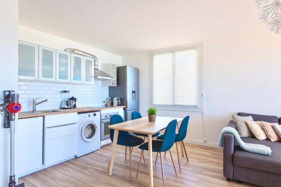 Coffee/tea facilities, Dining area, dishwasher, oven, stove, toaster