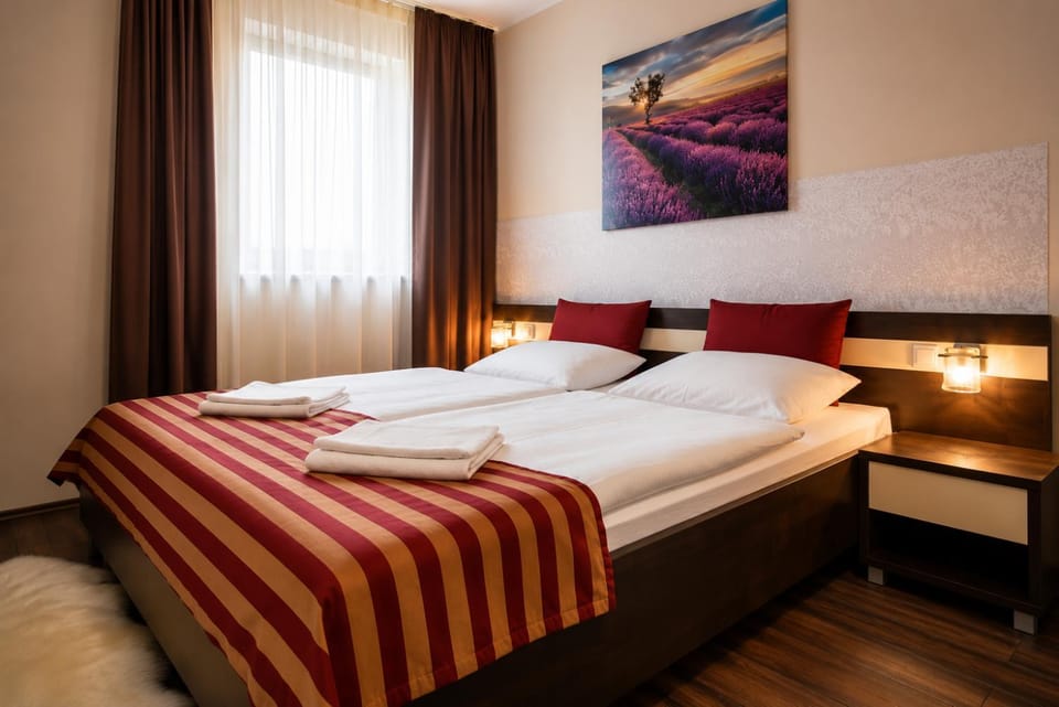 Bed, TV and multimedia, Photo of the whole room, Bedroom, Location, towels, wardrobe, air conditioner