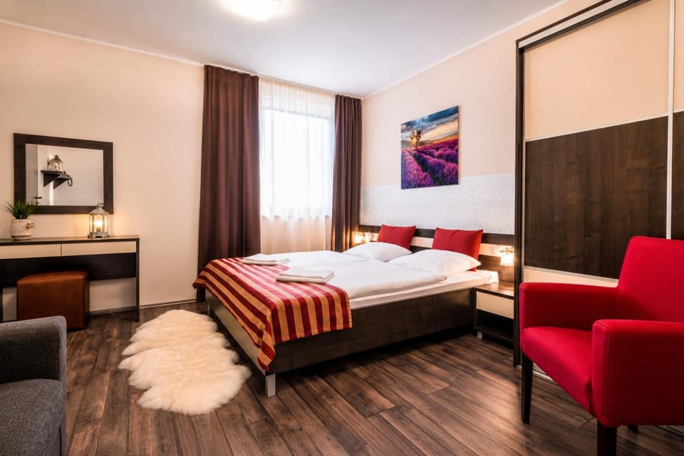 Bed, TV and multimedia, Photo of the whole room, Bedroom, Location, towels, wardrobe, air conditioner