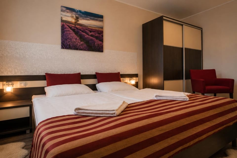Bed, TV and multimedia, Photo of the whole room, Bedroom, Location, towels, wardrobe, air conditioner