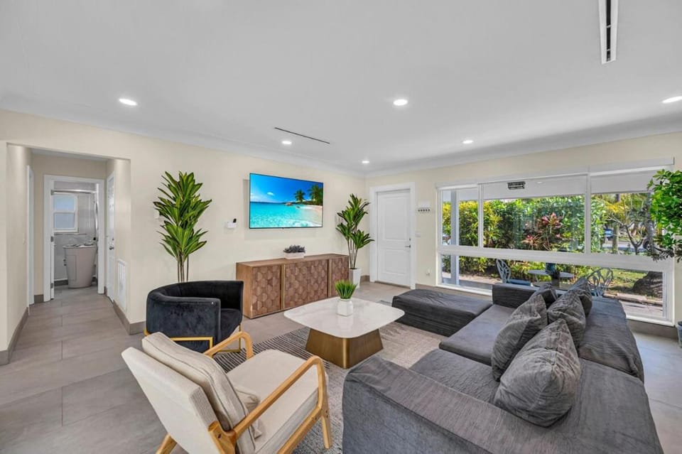 Waterfront Pool Home Near Beach Sleeps 10 House in Pompano Beach