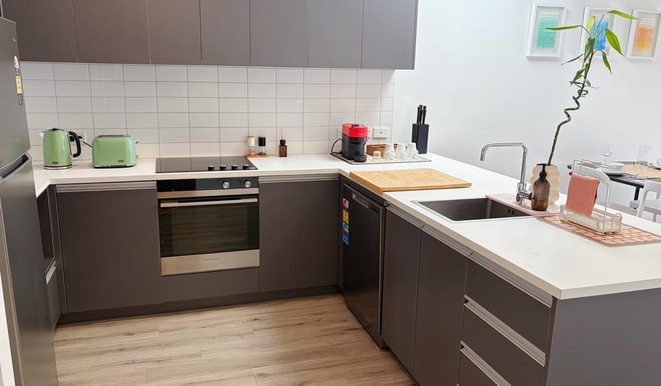 Coffee/tea facilities, Kitchen or kitchenette, dishwasher, stove