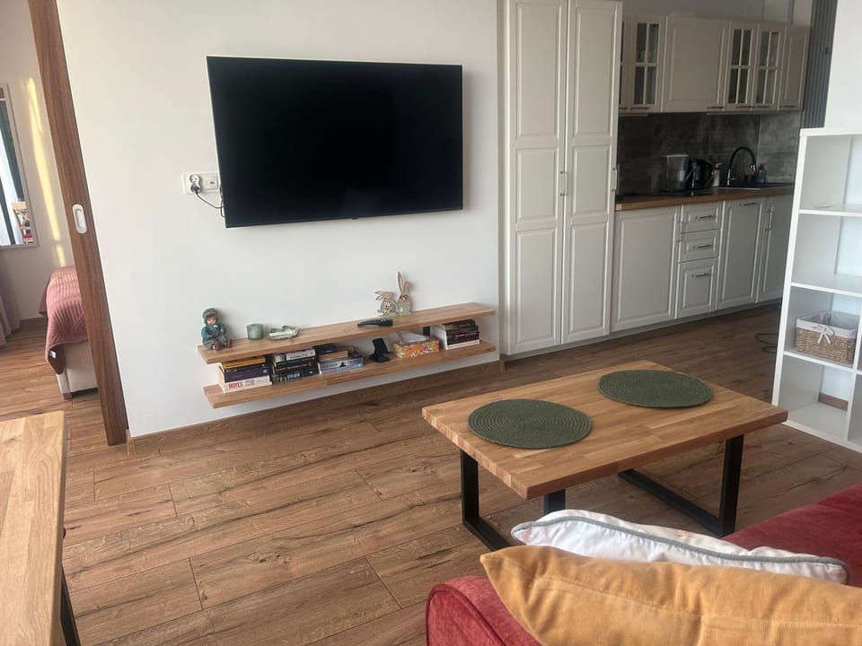 TV and multimedia, Kitchen or kitchenette, Living room, Seating area, Dining area