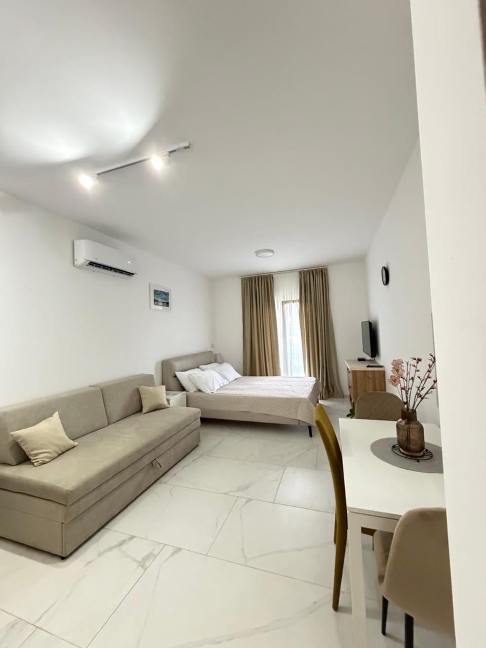 Bed, TV and multimedia, Living room, Photo of the whole room, Seating area, Bedroom, air conditioner