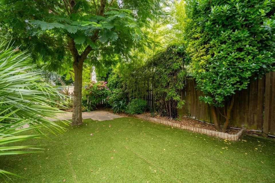 Patio, BBQ facilities, Garden, Dining area, Family, furniture