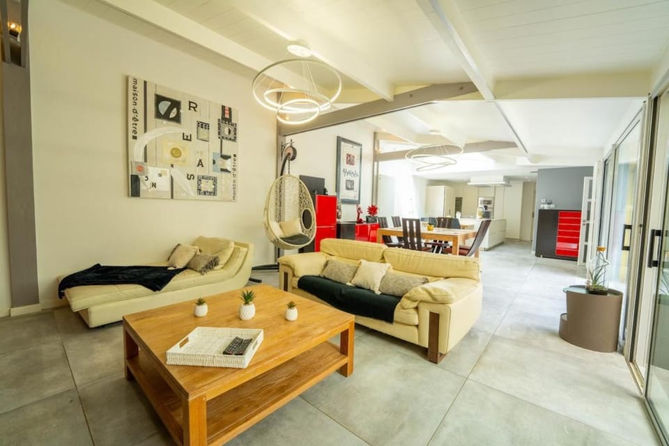 TV and multimedia, Living room, Decorative detail, Dining area, Garden view, Family, furniture, heating, internet
