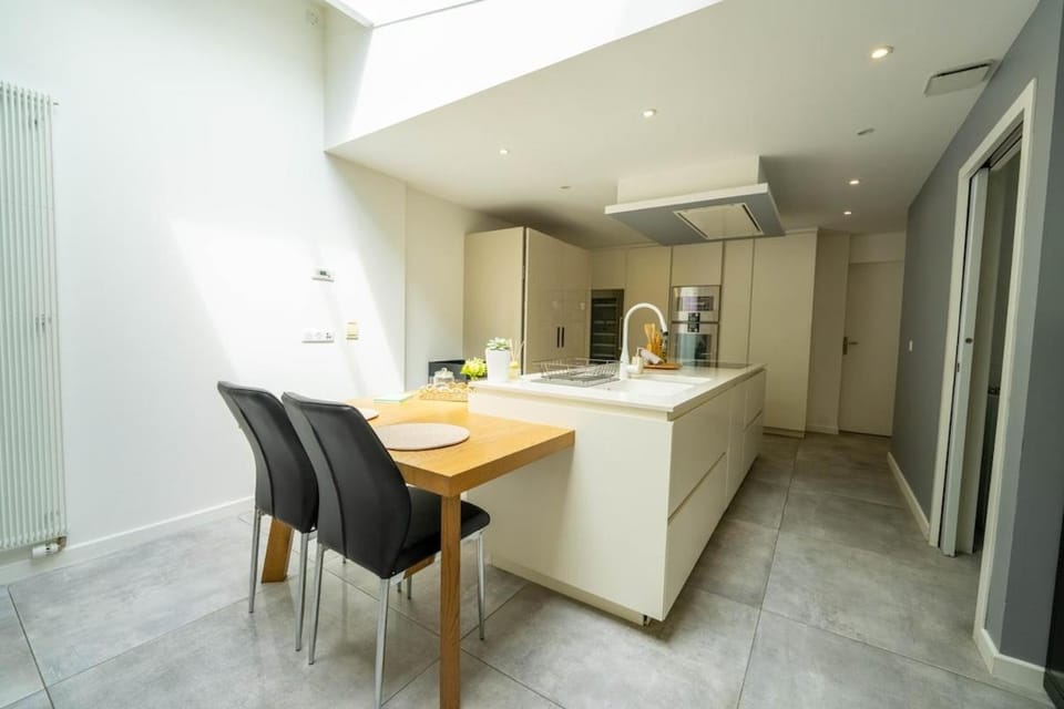 Coffee/tea facilities, Decorative detail, Dining area, Family, dishwasher, furniture, microwave, oven, washing machine, kitchen