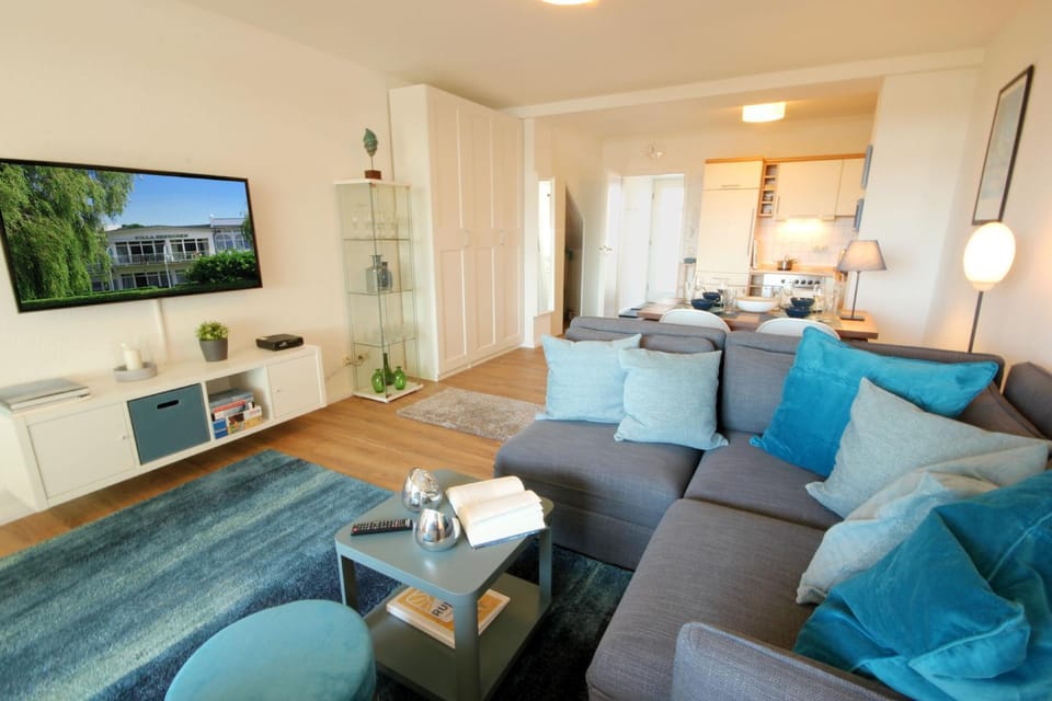 TV and multimedia, Kitchen or kitchenette, Living room, Seating area, Dining area