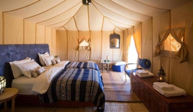 Property building, Restaurant/places to eat, Bed, Bedroom, Breakfast