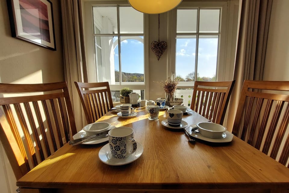 Seating area, Dining area, Food