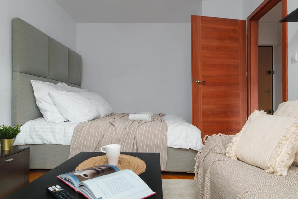 Bed, Day, TV and multimedia, Living room, Photo of the whole room, Seating area, Bedroom, flat iron, heating, internet, soundproof, towels, towels, wardrobe