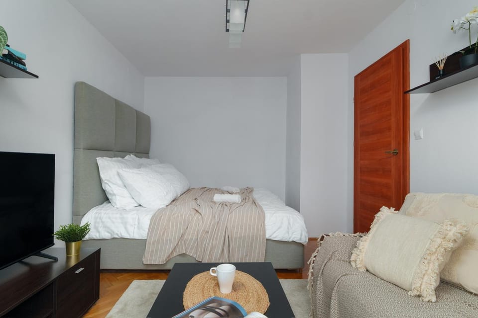 Bed, Day, TV and multimedia, Living room, Photo of the whole room, Seating area, Bedroom, Entertainment, Location, flat iron, heating, internet, soundproof, towels, wardrobe