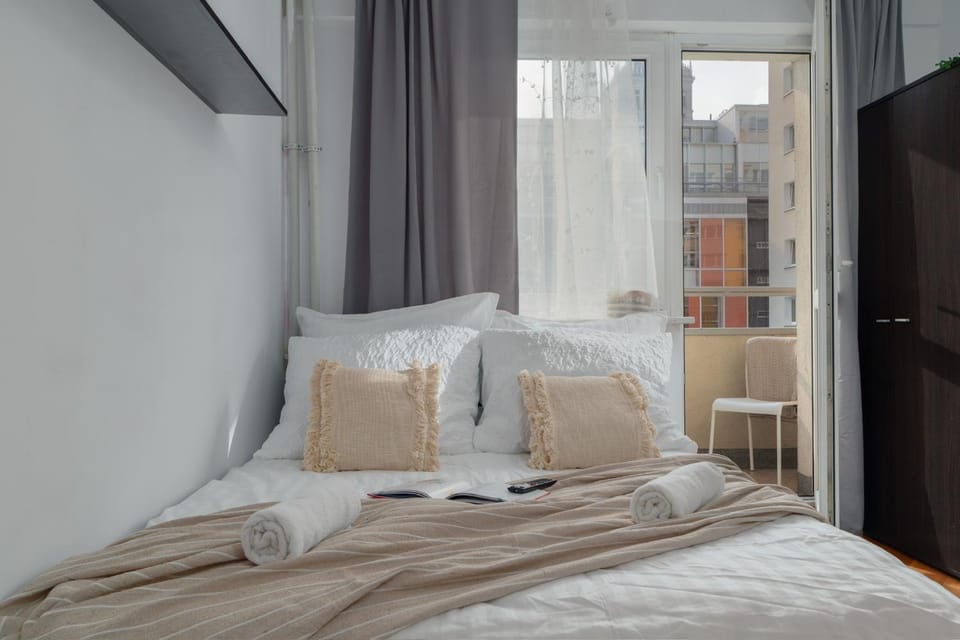 Bed, TV and multimedia, View (from property/room), Balcony/Terrace, Balcony/Terrace, Bedroom, Landmark view, Landmark view, Location, flat iron, heating, internet, soundproof, towels, wardrobe