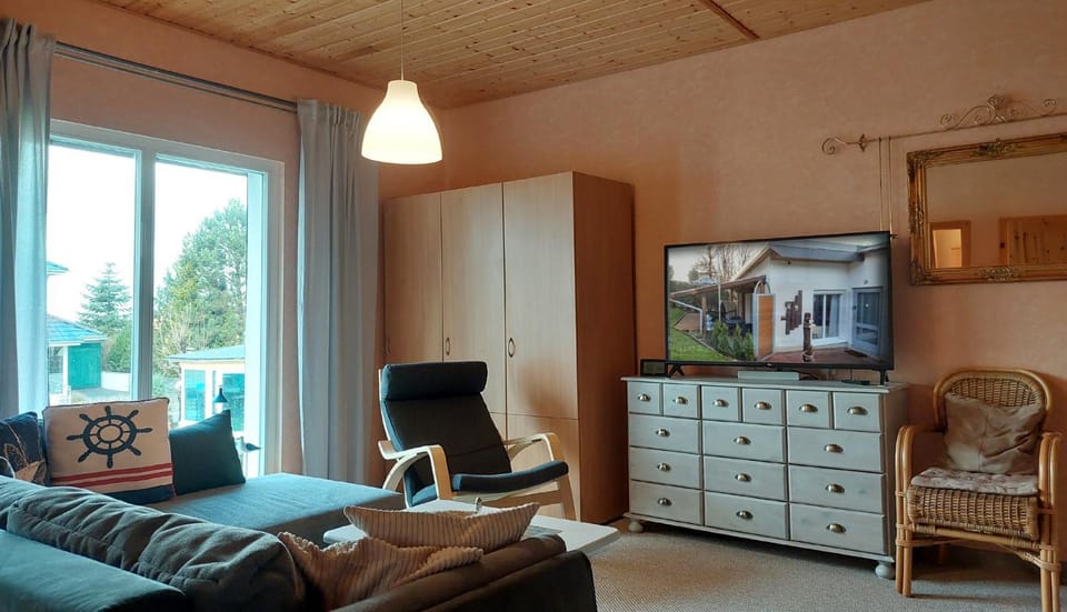 TV and multimedia, Living room, Seating area, Evening entertainment