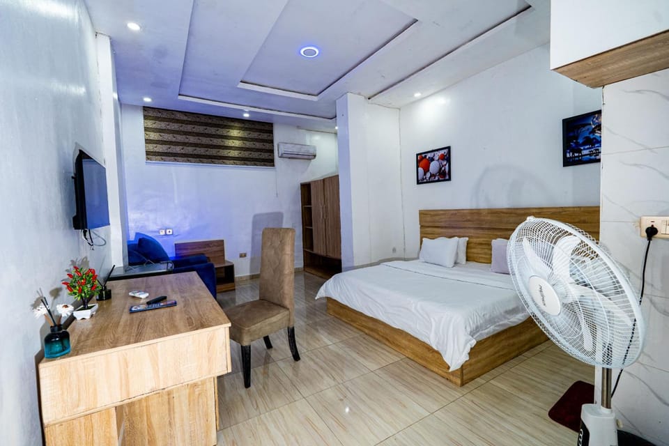 Bed, TV and multimedia, Evening entertainment, Bedroom, air conditioner