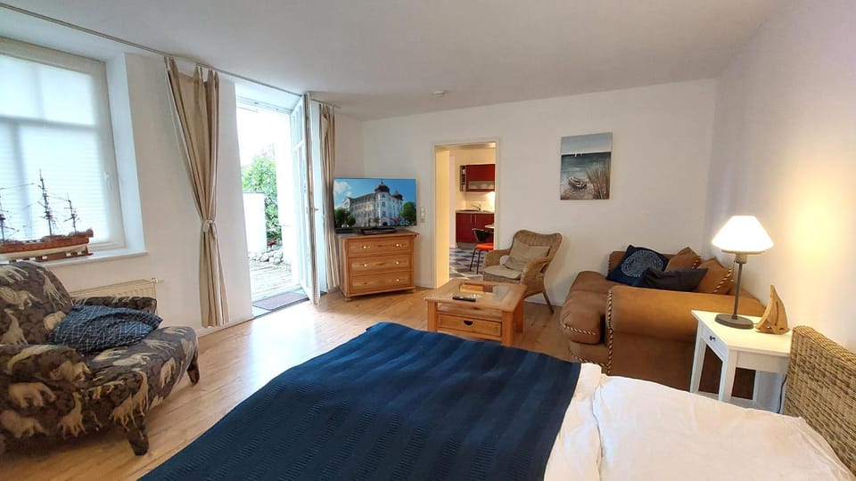 Bed, TV and multimedia, Living room, Seating area