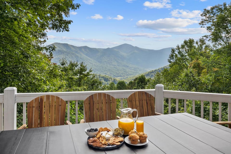 View (from property/room), Balcony/Terrace, Dining area, Mountain view
