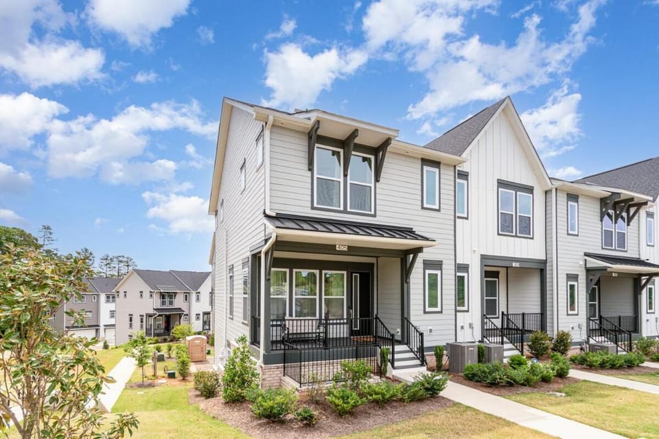 Spacious 4BR Near UNC Charlotte & Major Venues Apartment in Charlotte